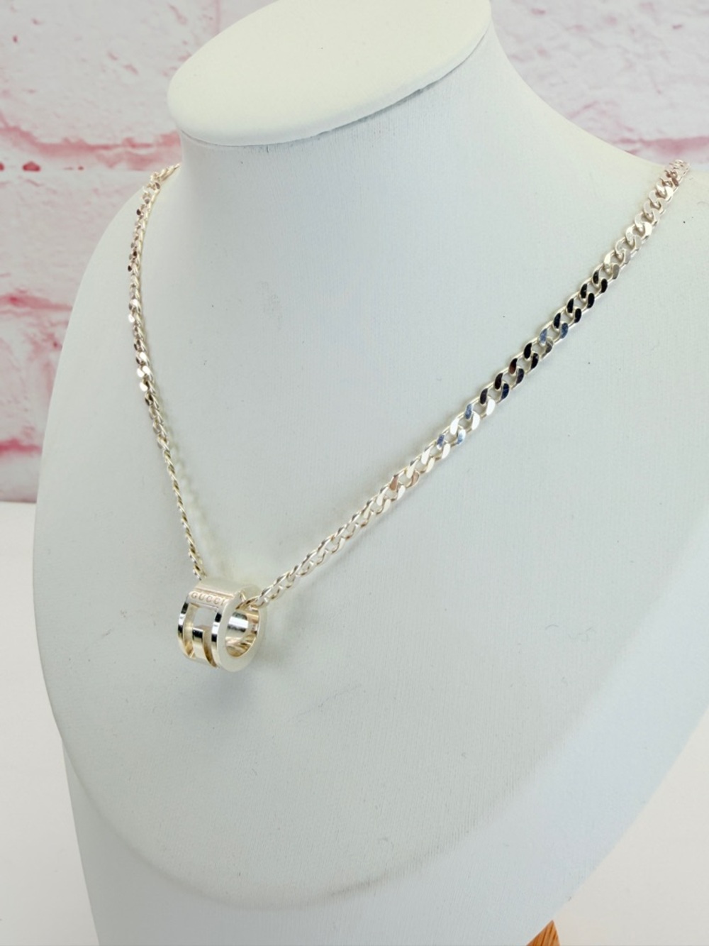 Authentic Gucci G Cut Out Circle Pendant Necklace - Picture 2 of 9